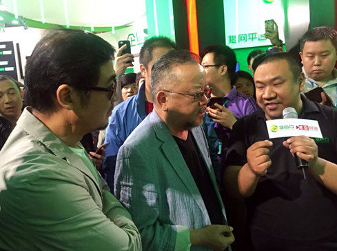 北京时间特约评论员正在为知名表演艺术家张国立(左一)、王刚(左二)现场讲解