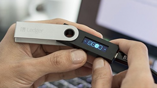 Ledger 加密货币硬件钱包曝严重缺陷，多种场景窃取设备私钥